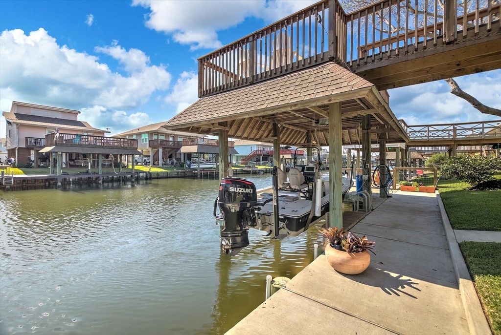 Image 44 of property listing at 959 Bonita Street, Bayou Vista, TX 77563