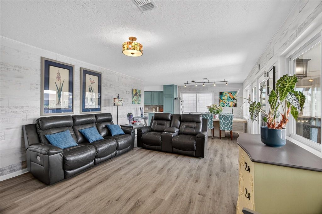 Image 9 of property listing at 959 Bonita Street, Bayou Vista, TX 77563