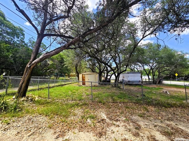 12064 Park Road 37, Lakehills, TX 78063