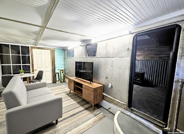 12064 Park Road 37, Lakehills, TX 78063