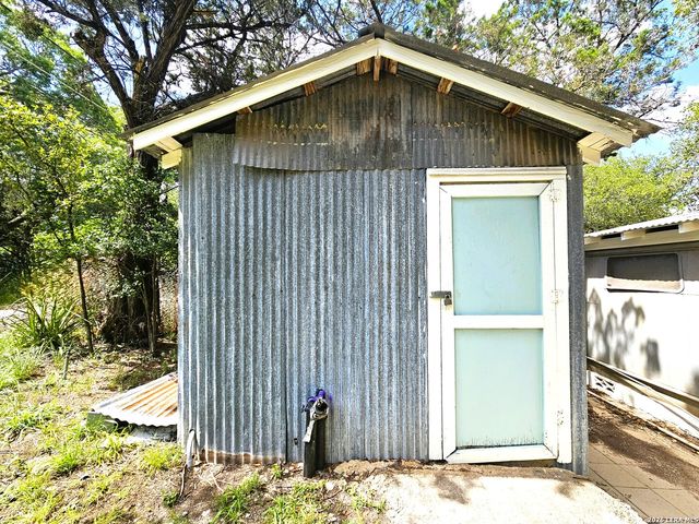 12064 Park Road 37, Lakehills, TX 78063