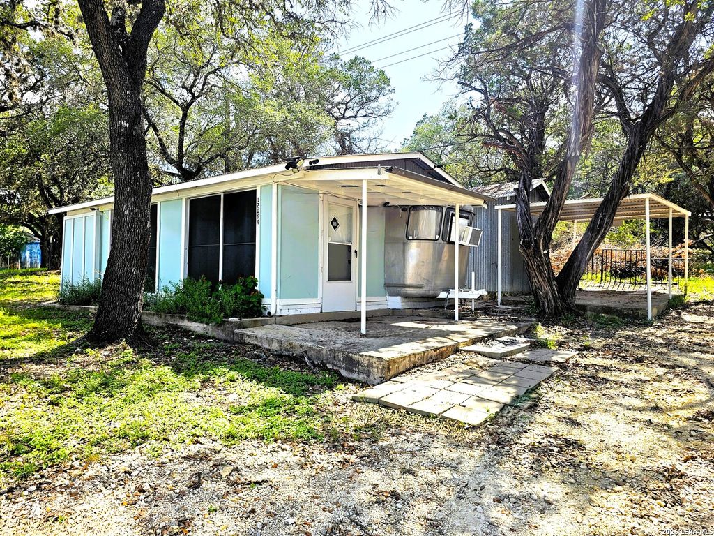 12064 Park Road 37, Lakehills, TX 78063