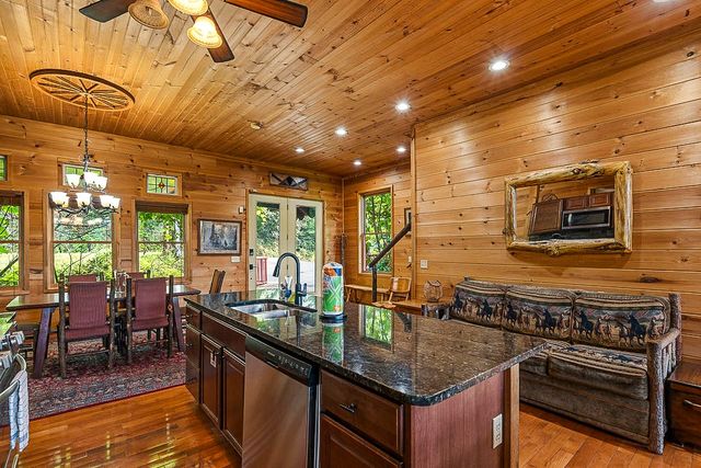 1389 N Baden Dr, Gatlinburg, TN 37738