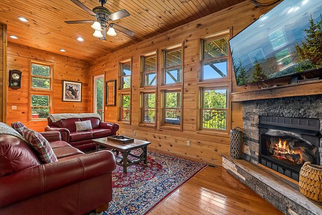 1389 N Baden Dr, Gatlinburg, TN 37738