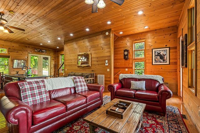 1389 N Baden Dr, Gatlinburg, TN 37738