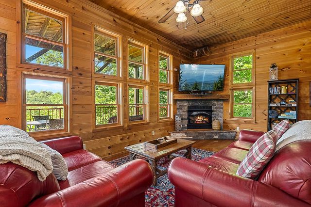 1389 N Baden Dr, Gatlinburg, TN 37738