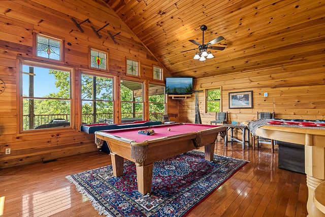 1389 N Baden Dr, Gatlinburg, TN 37738