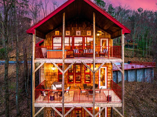 1389 N Baden Dr, Gatlinburg, TN 37738