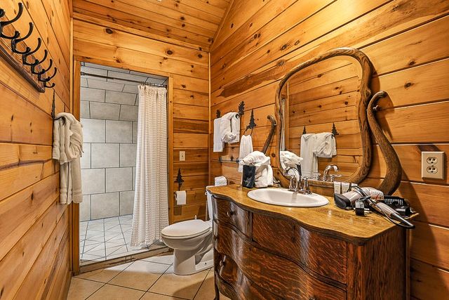 1389 N Baden Dr, Gatlinburg, TN 37738