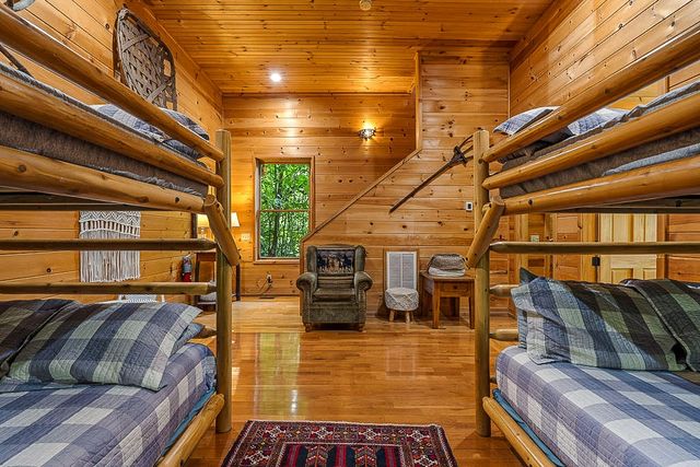 1389 N Baden Dr, Gatlinburg, TN 37738