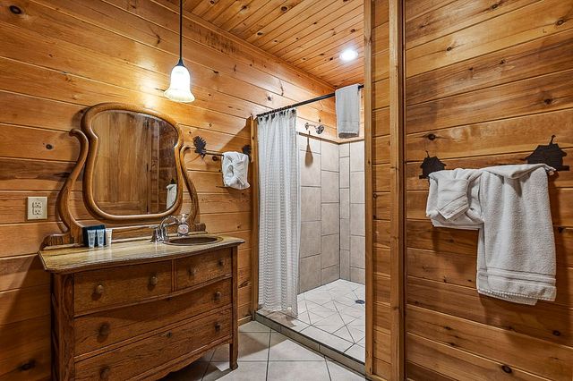 1389 N Baden Dr, Gatlinburg, TN 37738