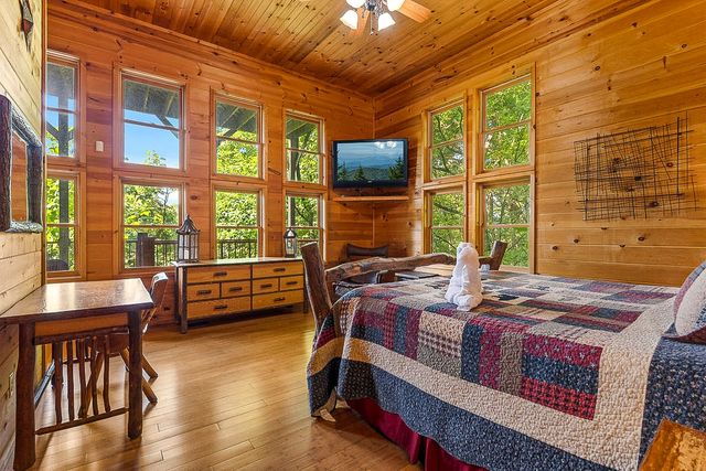 1389 N Baden Dr, Gatlinburg, TN 37738