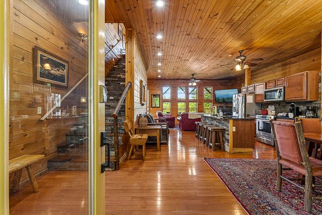 1389 N Baden Dr, Gatlinburg, TN 37738