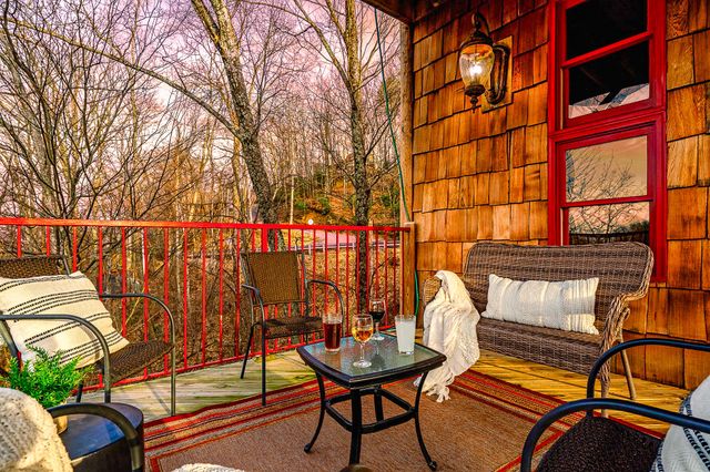 1389 N Baden Dr, Gatlinburg, TN 37738