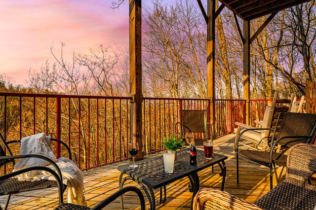 1389 N Baden Dr, Gatlinburg, TN 37738