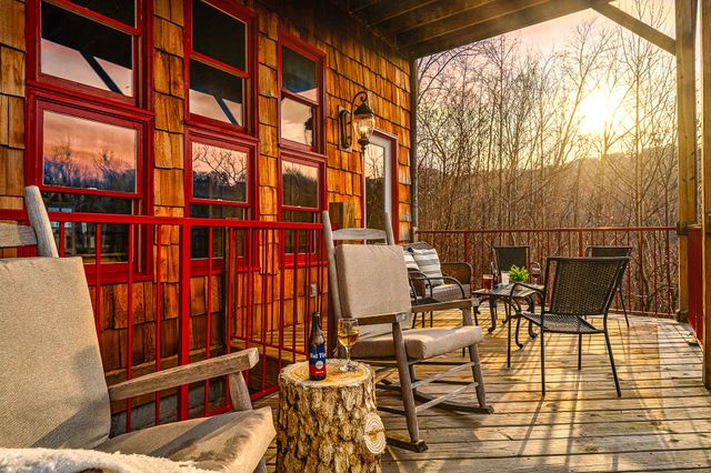 1389 N Baden Dr, Gatlinburg, TN 37738