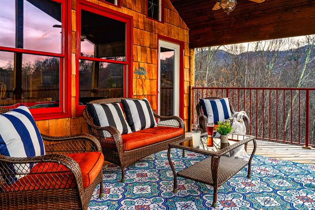1389 N Baden Dr, Gatlinburg, TN 37738