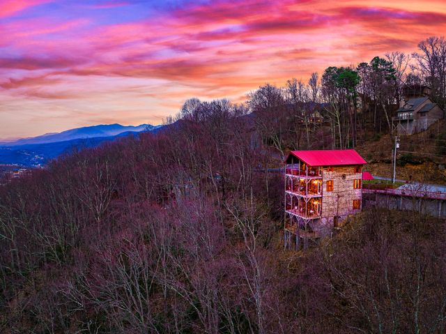 1389 N Baden Dr, Gatlinburg, TN 37738