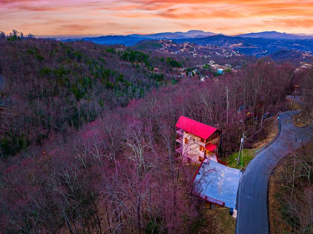 1389 N Baden Dr, Gatlinburg, TN 37738