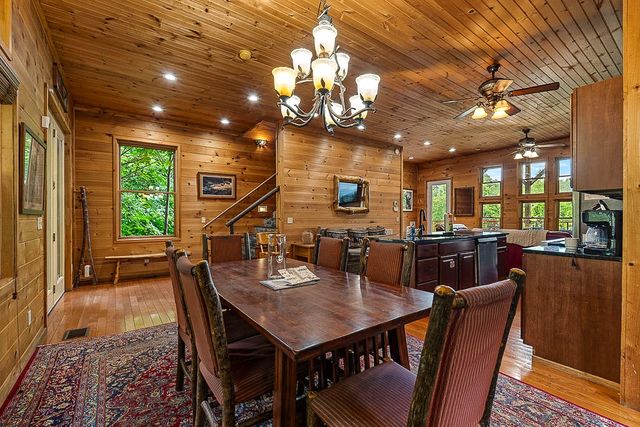 1389 N Baden Dr, Gatlinburg, TN 37738