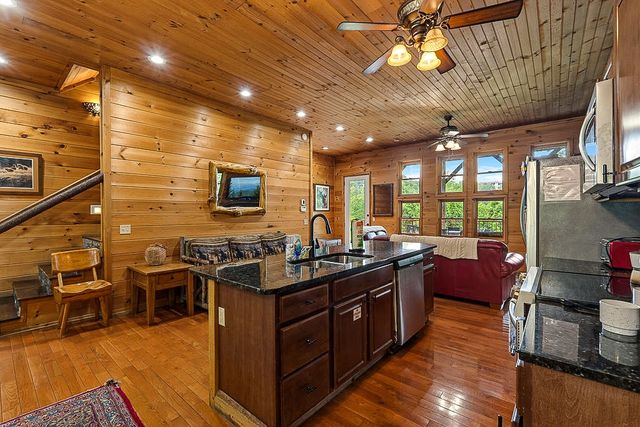 1389 N Baden Dr, Gatlinburg, TN 37738