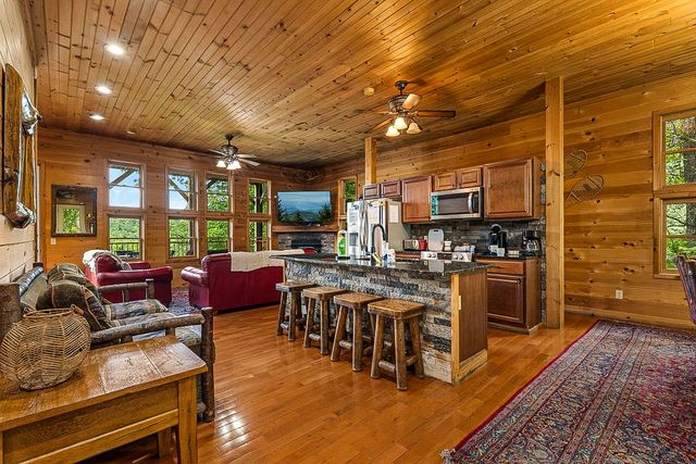 1389 N Baden Dr, Gatlinburg, TN 37738