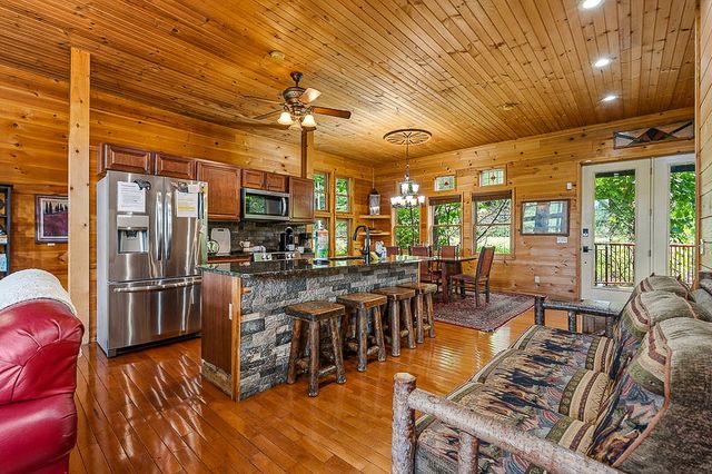 1389 N Baden Dr, Gatlinburg, TN 37738