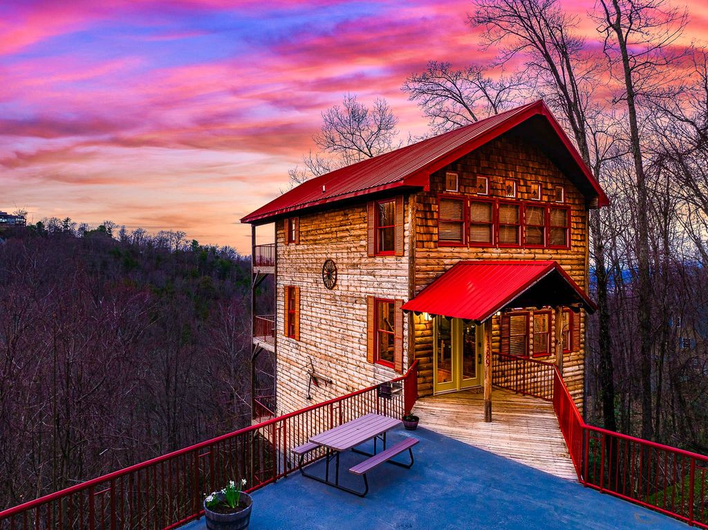 1389 N Baden Dr, Gatlinburg, TN 37738