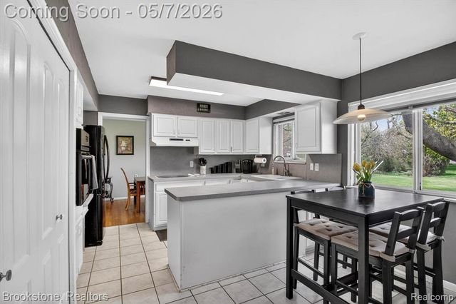 2732 Lacota Road, Waterford, MI 48328