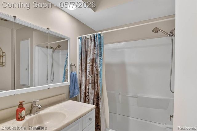 2732 Lacota Road, Waterford, MI 48328