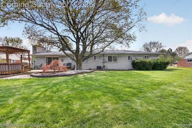 2732 Lacota Road, Waterford, MI 48328