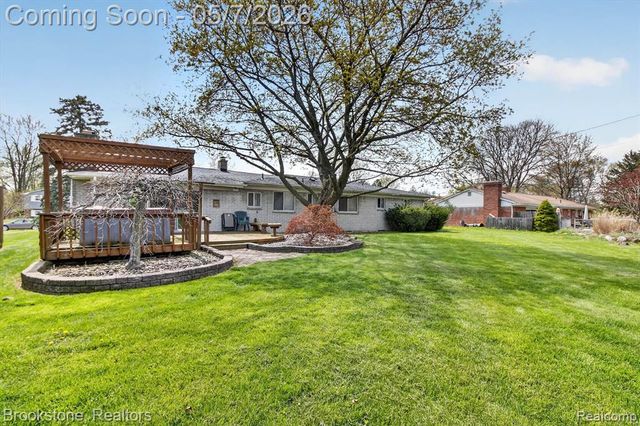 2732 Lacota Road, Waterford, MI 48328
