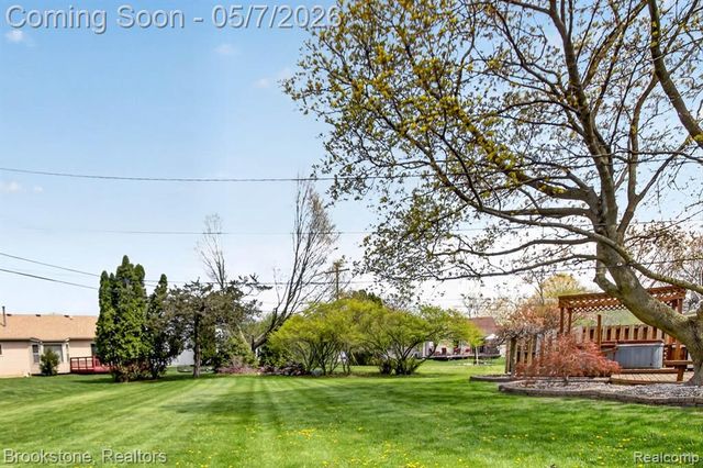 2732 Lacota Road, Waterford, MI 48328