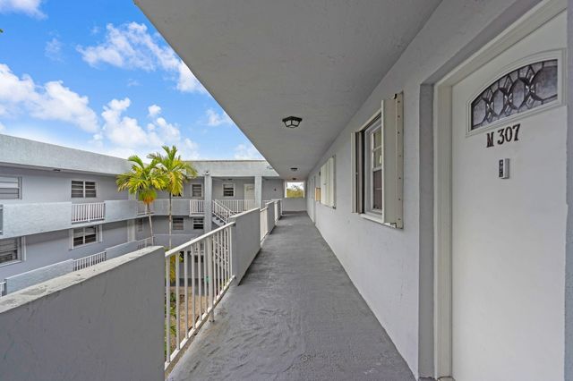 1735 W 60th Street M307, Hialeah, FL 33012