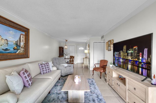 1735 W 60th Street M307, Hialeah, FL 33012