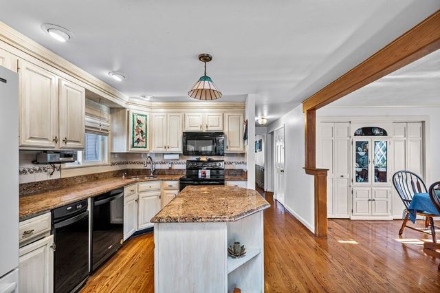 37 Pinewood Ave, Billerica, MA 01821