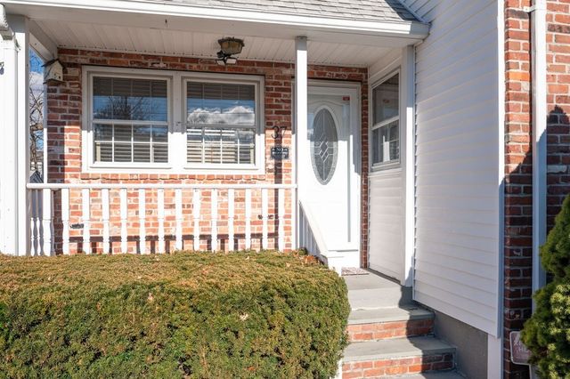 37 Pinewood Ave, Billerica, MA 01821