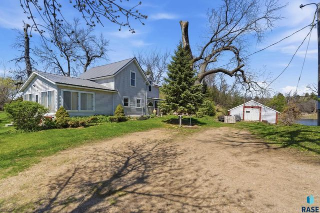 25595 414th Ave Avenue, Mitchell, SD 57301