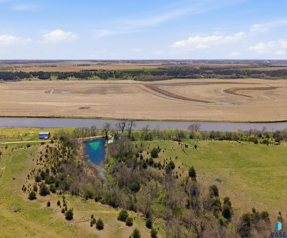25595 414th Ave Avenue, Mitchell, SD 57301