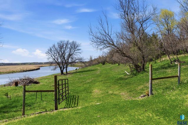 25595 414th Ave Avenue, Mitchell, SD 57301