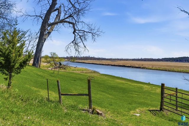 25595 414th Ave Avenue, Mitchell, SD 57301