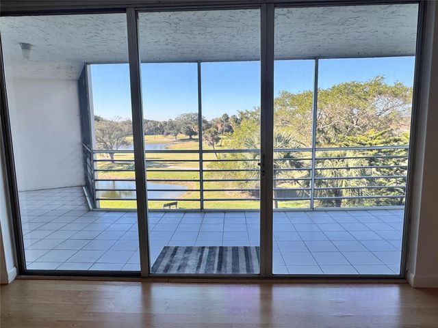 3980 Oaks Clubhouse Drive 405, Pompano Beach, FL 33069