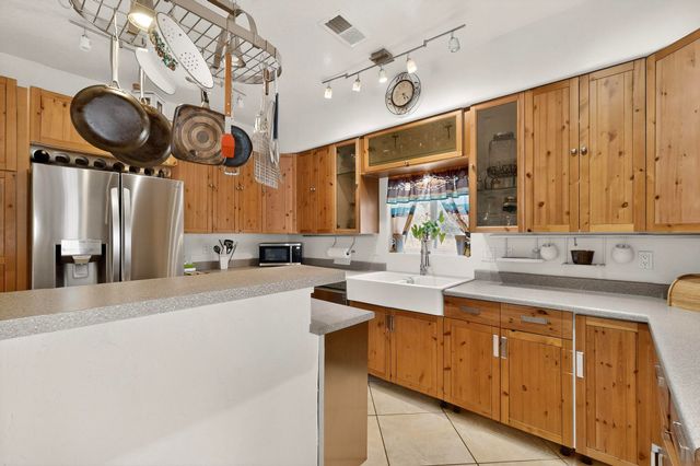 2402 Lakeview Road SW, Albuquerque, NM 87105