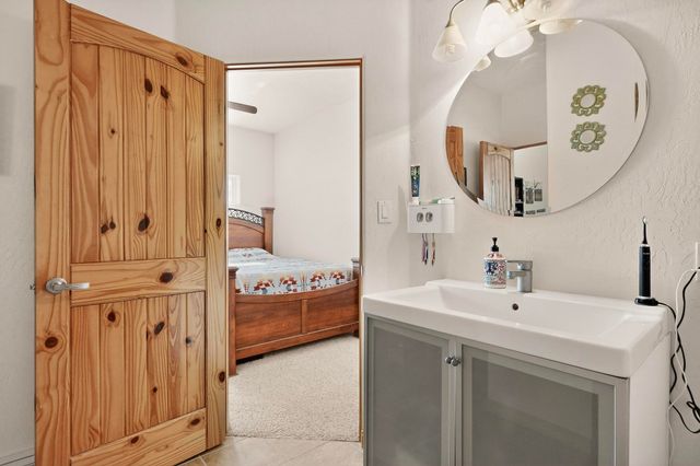 2402 Lakeview Road SW, Albuquerque, NM 87105