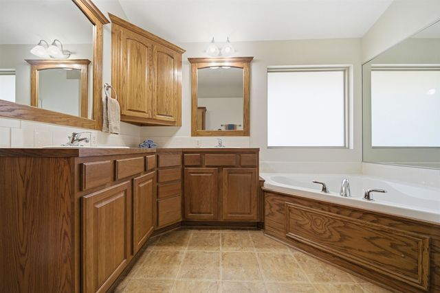 4844 N Steeds Crossing Cir, Park City, KS 67219