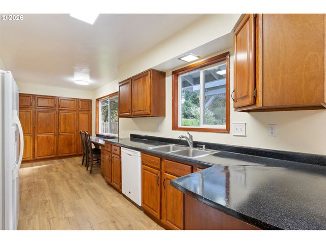 15260 Ne COUCH Ct, Portland, OR 97230