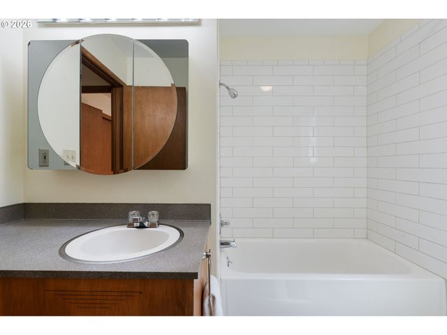 15260 Ne COUCH Ct, Portland, OR 97230