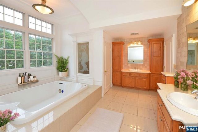 2186 Jones Road, Fort Lee, NJ 07024