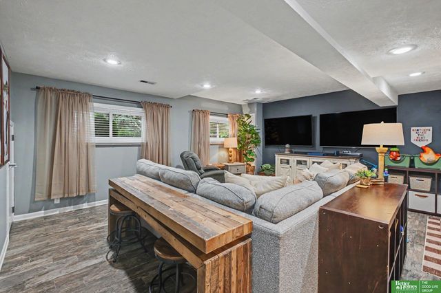 653 S 212 Street, Omaha, NE 68022