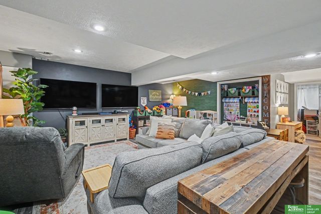 653 S 212 Street, Omaha, NE 68022